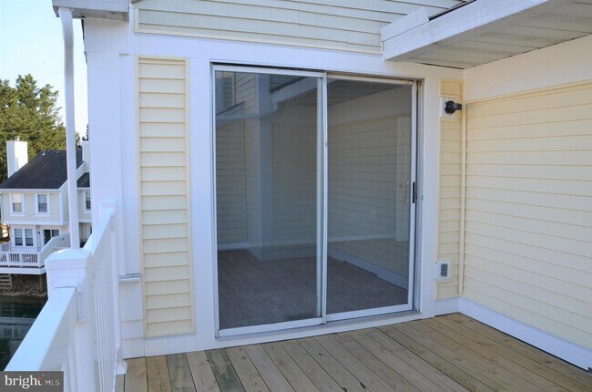 Building Photo - 3311 Lakeside View Dr