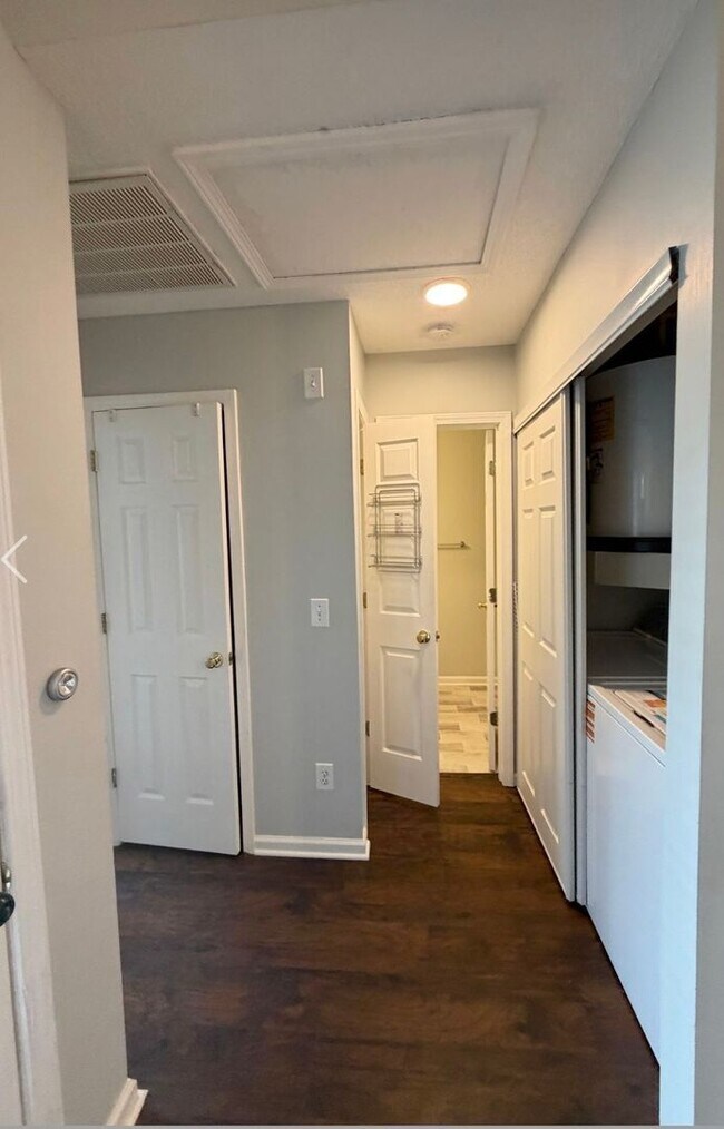 Building Photo - North Wilmington/ground floor patio home/two bedrooms. North Chase/Laney High school area.