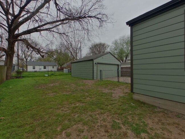 Building Photo - 1823 N Jeanette Ave