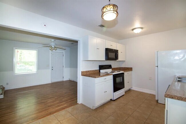 Building Photo - 5016 Saray Way