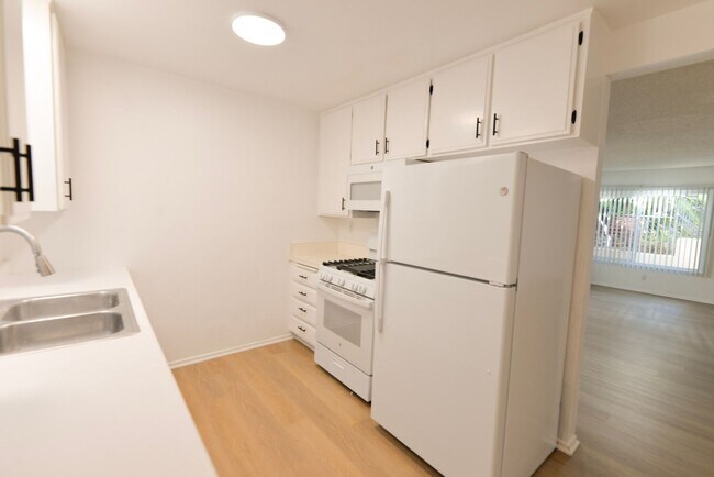 Building Photo - 306 Avenida Granada