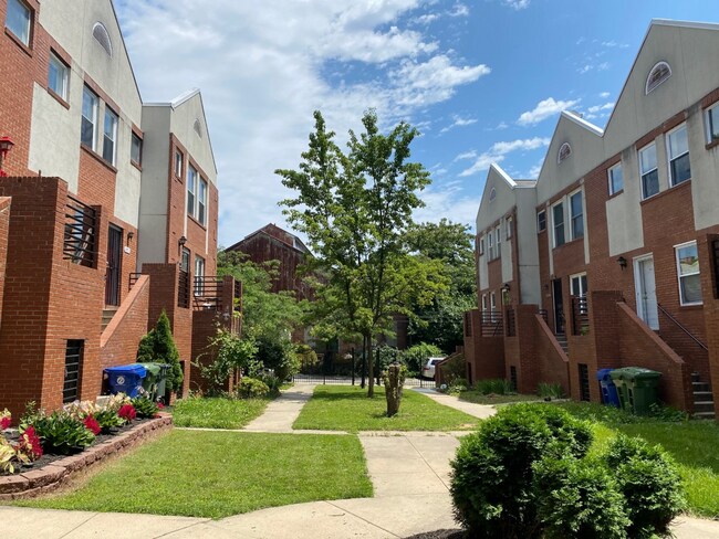 Building Photo - Baltimore - 3 Bedrooms and 2.5 baths Available!