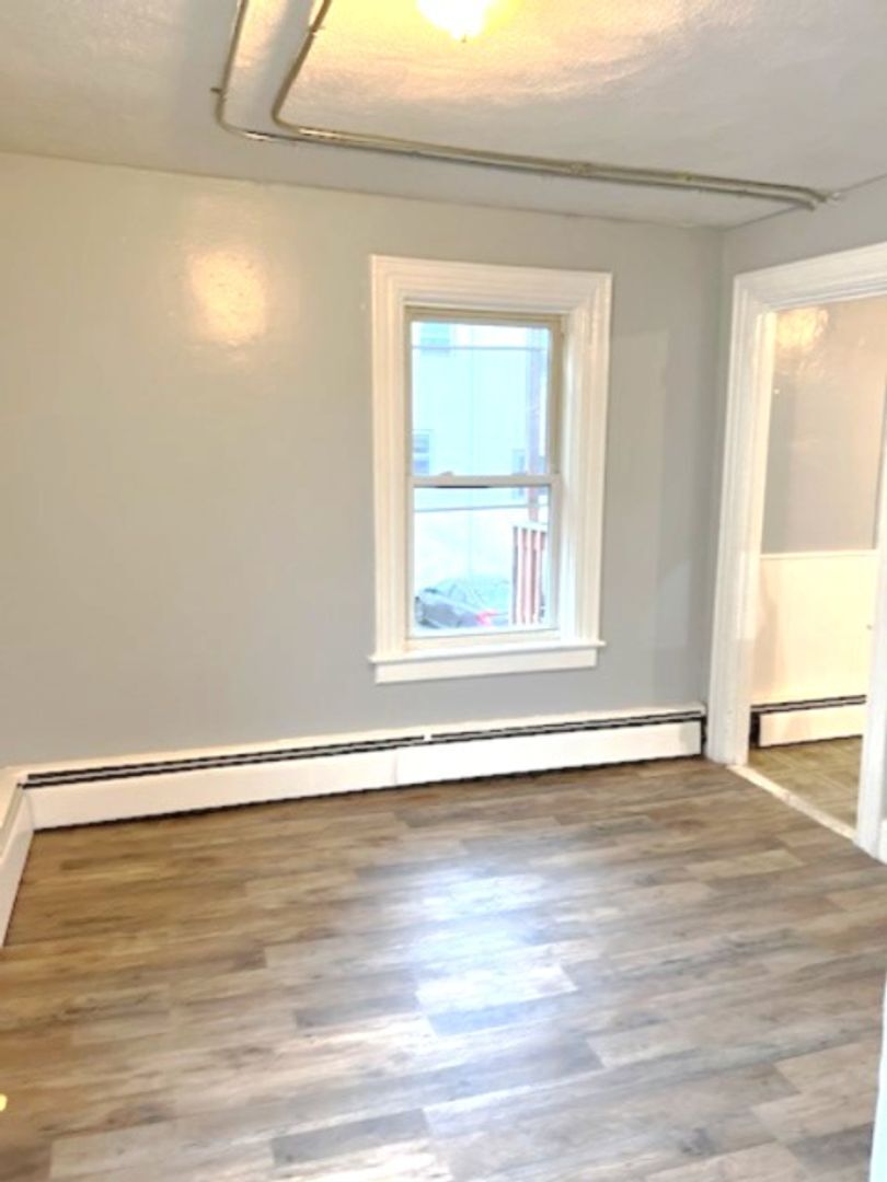 Building Photo - 1295 Main St