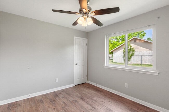 Building Photo - Move in by August 10th and receive a $250 ...