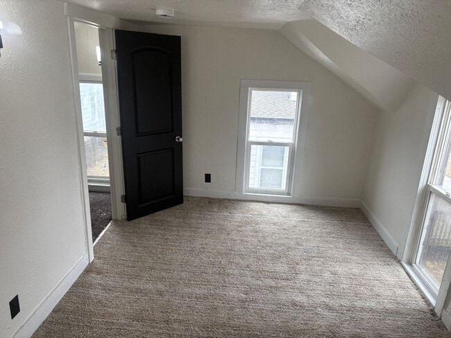 Building Photo - Duplex Apartment in Waterloo, IA