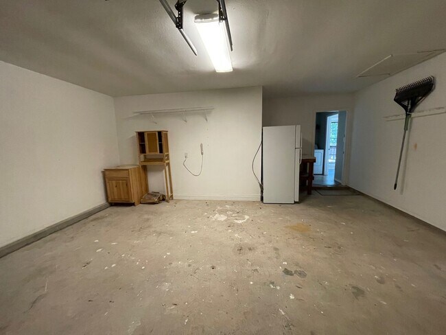 Building Photo - 4615 Gladstone Dr
