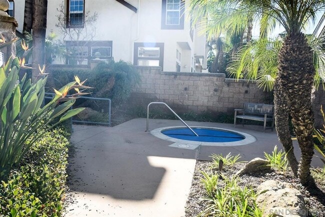 Building Photo - 2 Bedroom 2 Bath Condo with attached garage!