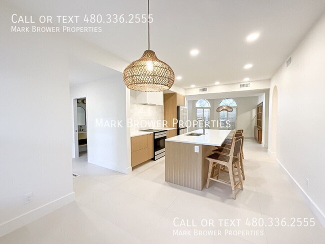 Building Photo - 228 W Royal Palm Rd