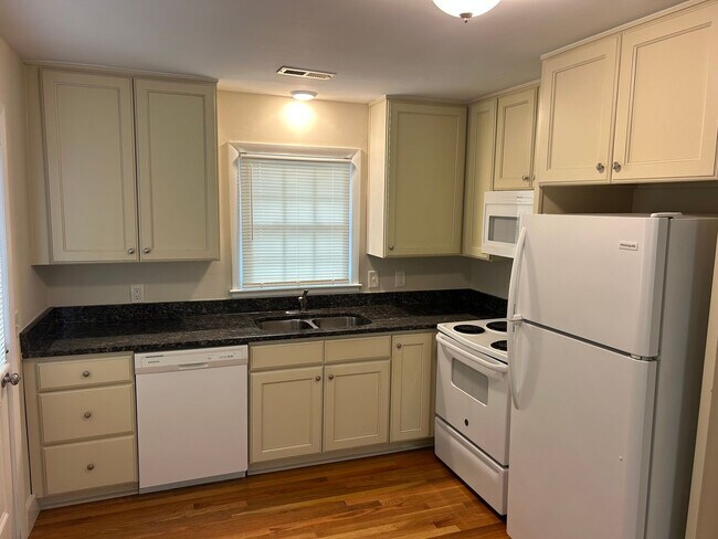 Building Photo - Beautiful Remodeled Two Bedroom House Near...