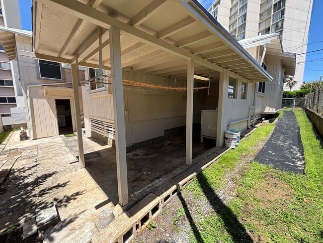 Building Photo - 1717 Kewalo St