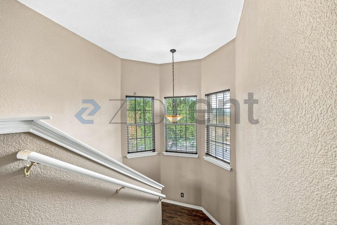 Building Photo - Unit