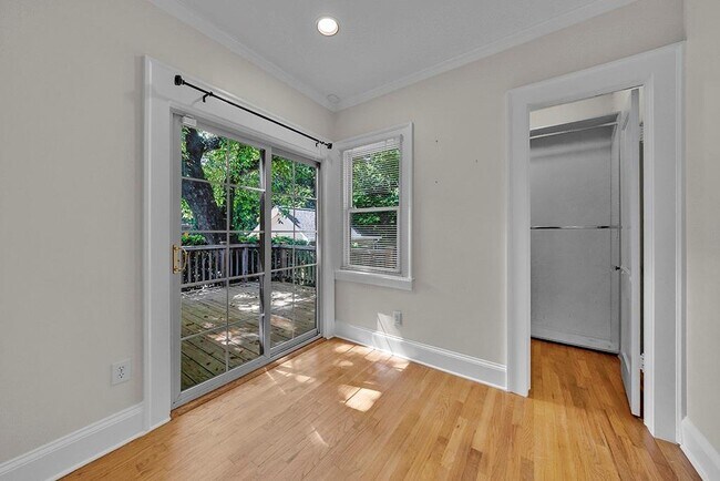Building Photo - 876 Courtenay Dr NE