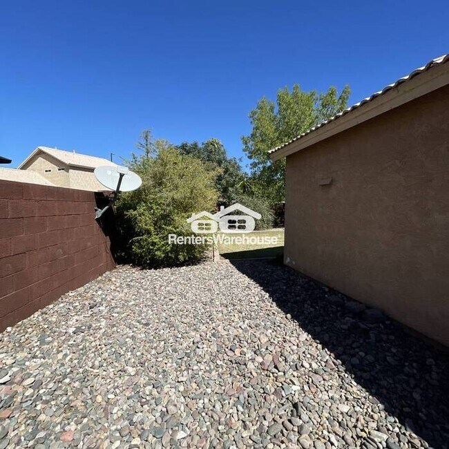 Building Photo - Love Where you Live, in this Spacious 3Bd ...