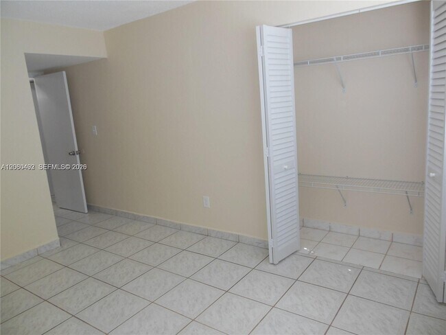 Building Photo - 1350 W 53rd St