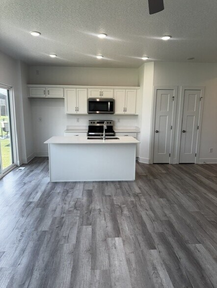 Building Photo - 619 NE Oak Ridge Dr