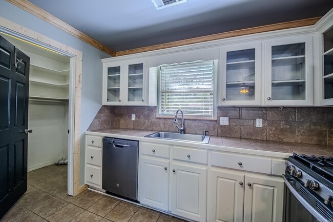 Building Photo - 12 Forest Dr