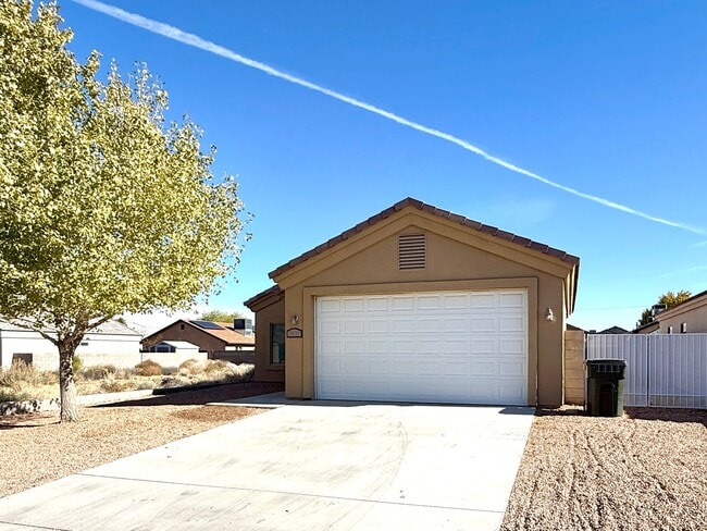 Building Photo - Great 3 Bedroom, 2 Bathroom Home Centrally Located- Available Now!