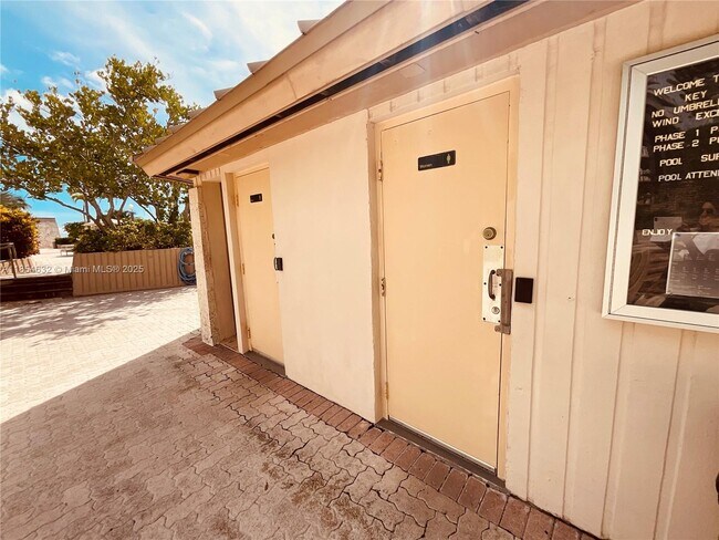 Building Photo - 1121 Crandon Blvd