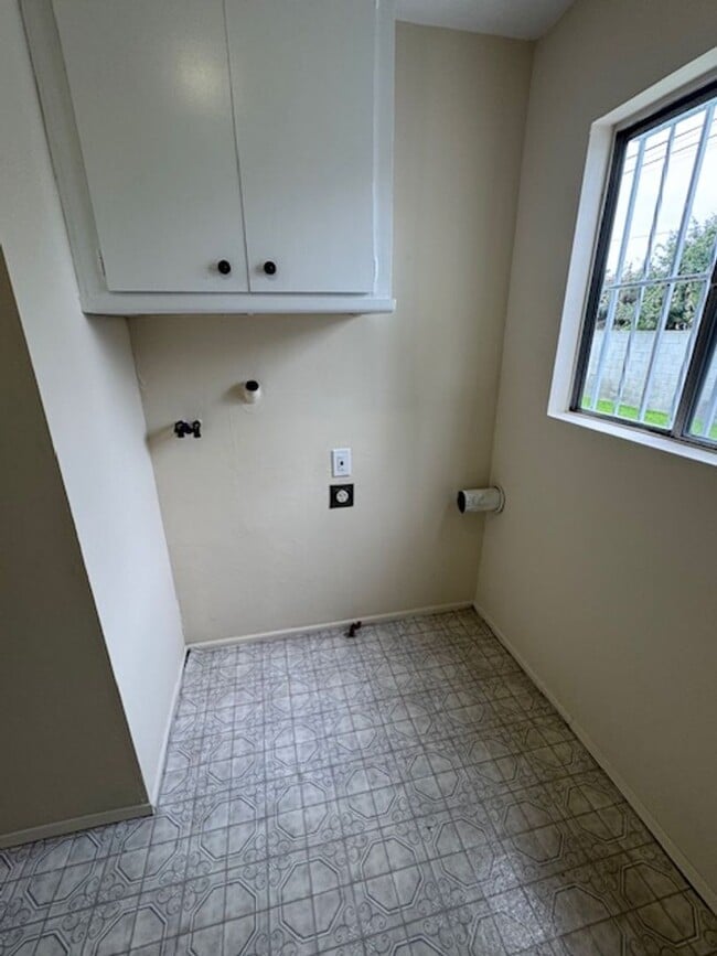 Building Photo - Beautiful 3 bedroom 2 bath HOME . . .  Clo...