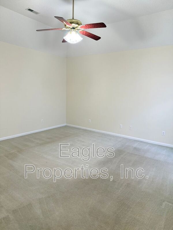 Building Photo - 107 Roundtree Ln