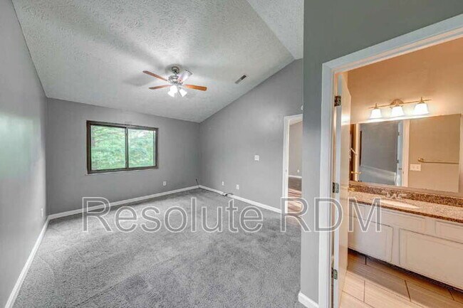 Building Photo - 4470 Village Ln
