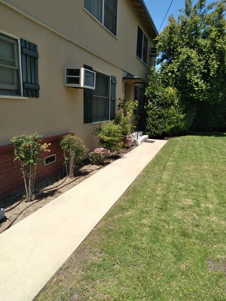 Building Photo - 5005 Whitsett Ave