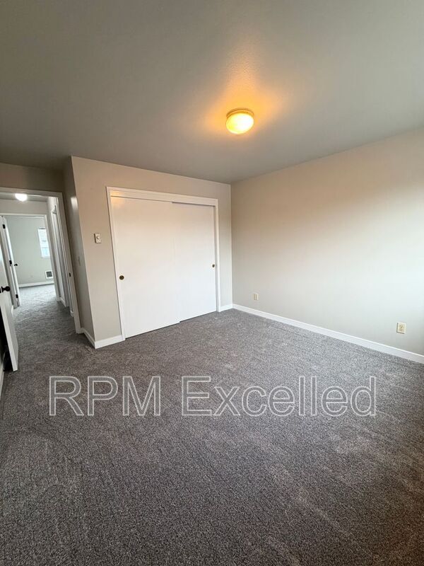 Building Photo - 634 M St NE