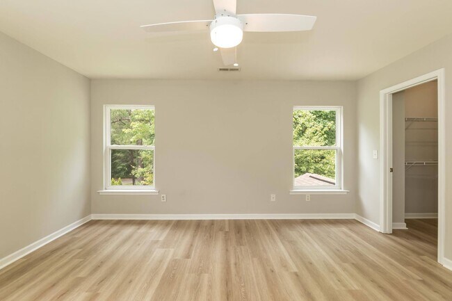 Building Photo - Four Bedroom Home in Sought After Neighborhood!