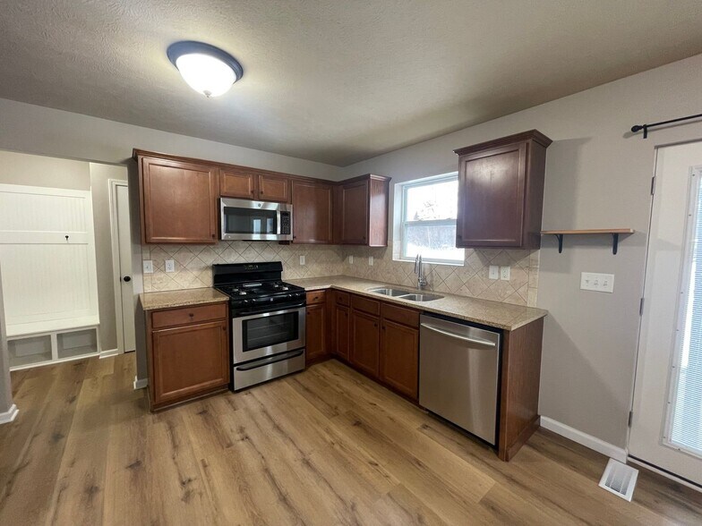 Building Photo - 24537 Brownstone Blvd