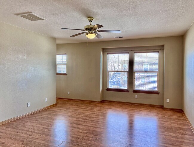 Building Photo - Beautiful 3 Bed/2.5 Bath End Unit Two-Level Townhome! Wonderful Deck off Living Room with backyar...