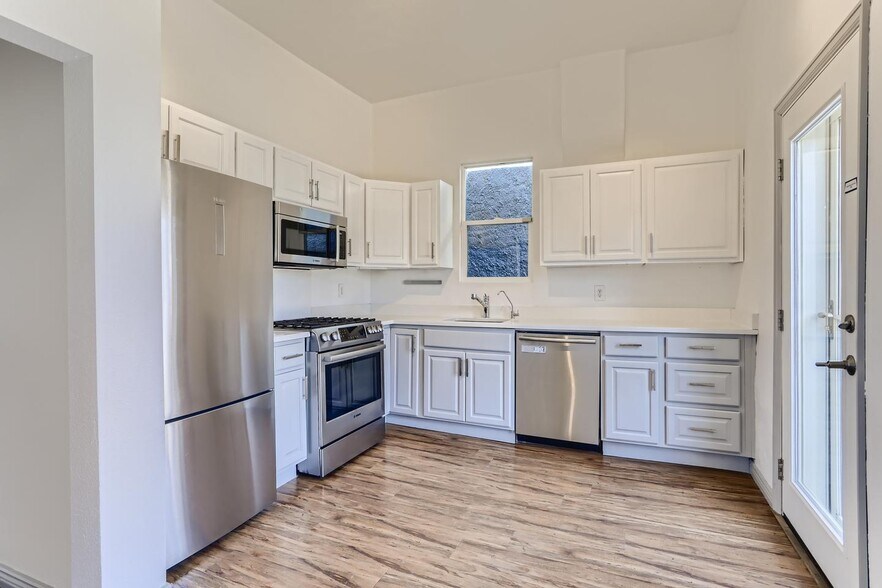 Building Photo - Striking Whittier Victorian home with fully fenced backyard