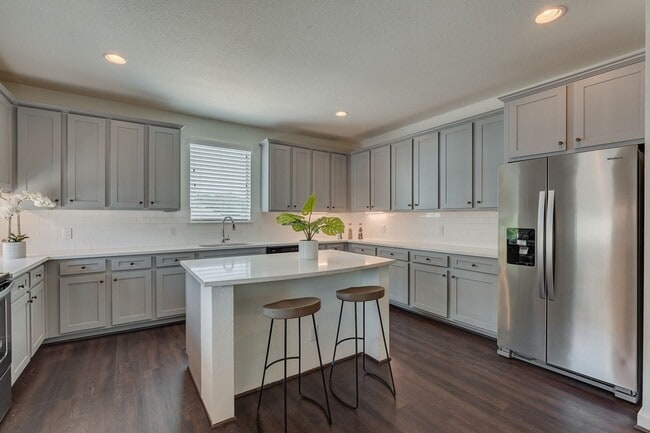 Building Photo - * MOVE IN SUMMER 07/10/2027 * 5 Bed 5.5 Bath, Across from Common Grounds Coffee