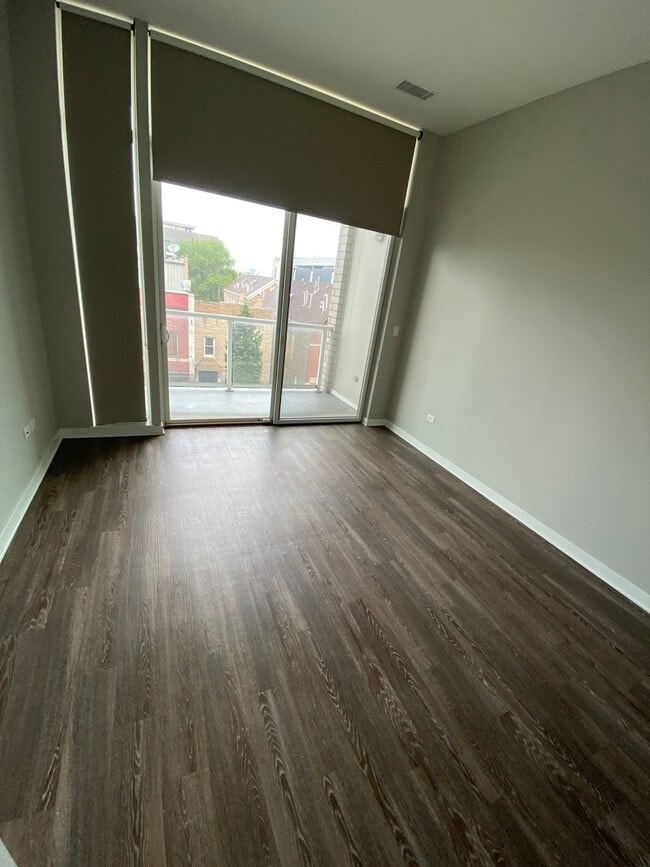 Building Photo - 1545 W North Ave