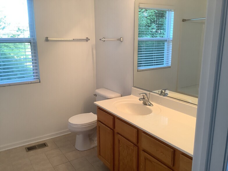 Building Photo - 605 Country Brook Ln