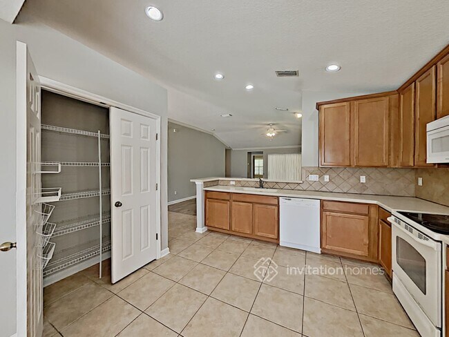 Building Photo - 1800 Ferncreek Dr
