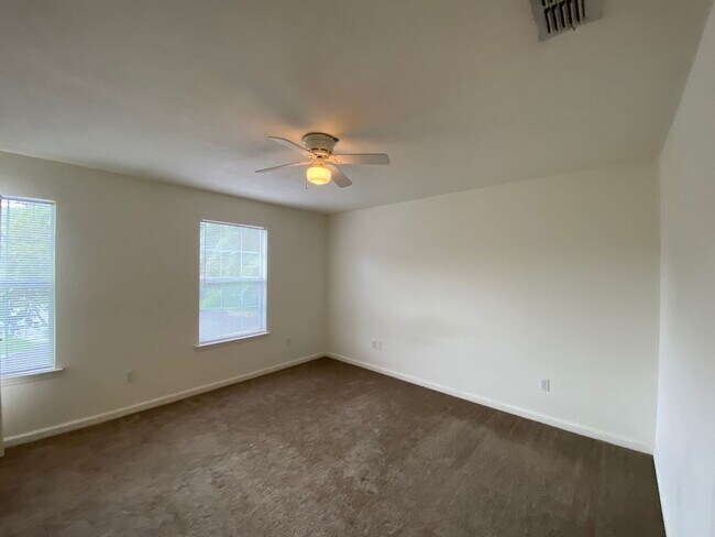 Building Photo - 1081 Solana Ave