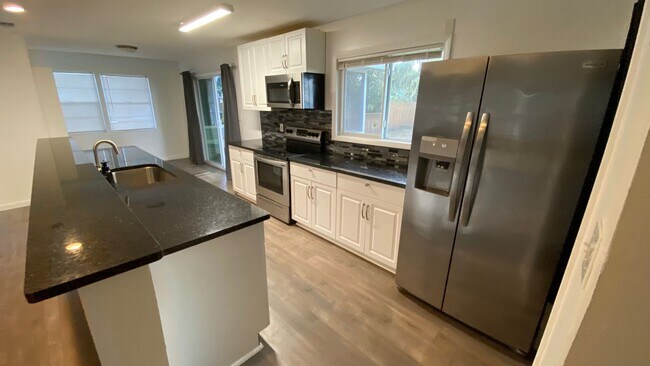 Building Photo - Spectacular Lakeview Home ~ 3 Bed or 2 Bed...