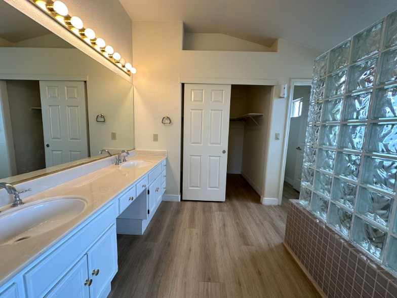 Building Photo - 2426 Carpinteria Dr