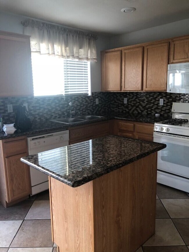 Building Photo - Expansive 3 Bedroom Treat with 2+ Bonus Ro...