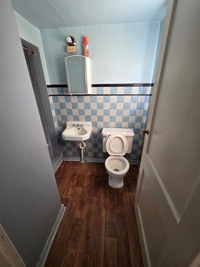 Building Photo - 2 Bedroom Home Available