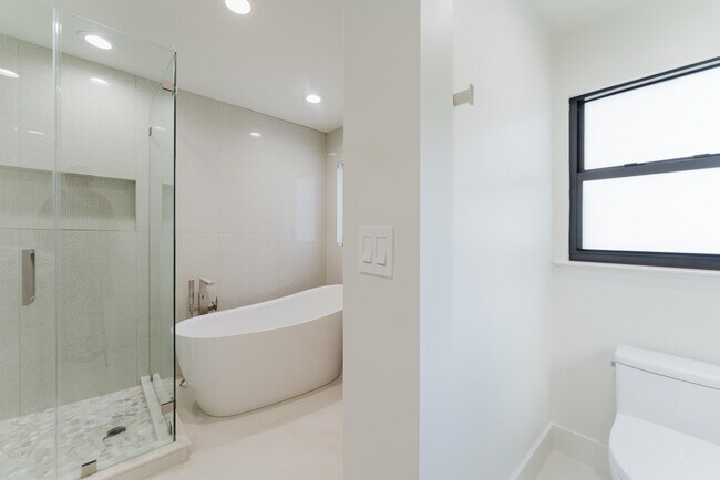 Building Photo - 749 NE 71st St