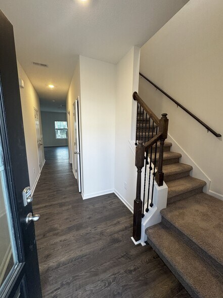 Front Entrance, Hallway & Staircase - 1106 Saylors Pl