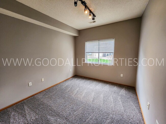 Building Photo - 3 bedroom townhome in Ankeny