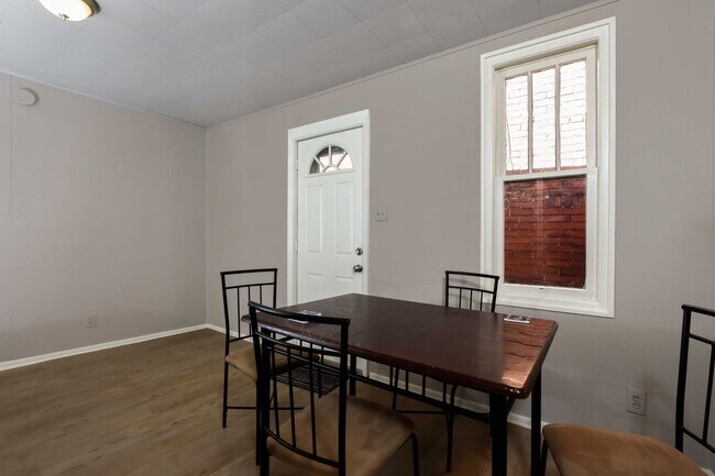 Building Photo - 4 bedroom in South Side