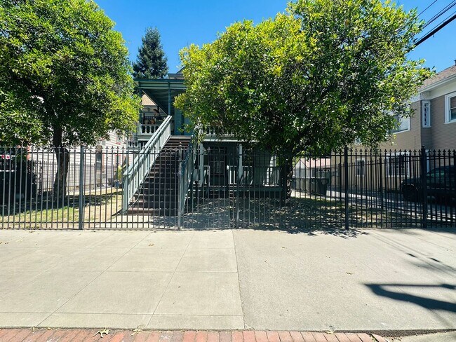 Building Photo - Spacious 1 Bedroom in Downtown Sacramento Where Convivence Is KEY! CALL Today To Schedule a Showing!