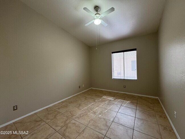 Building Photo - 9005 N Silver Moon Way