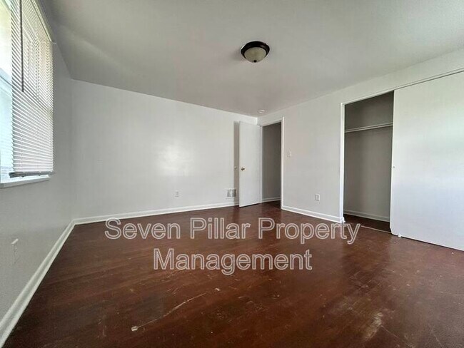 Building Photo - 339 S Napoleon Ave