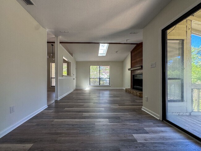 Building Photo - Beautifully Updated 3 Bed 2 Bath Home