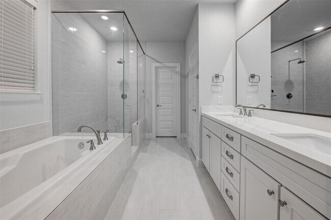 Building Photo - 2808 Grand Fountains Dr
