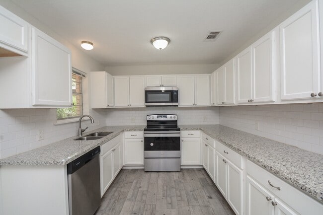 Building Photo - 1825 Live Oak Dr